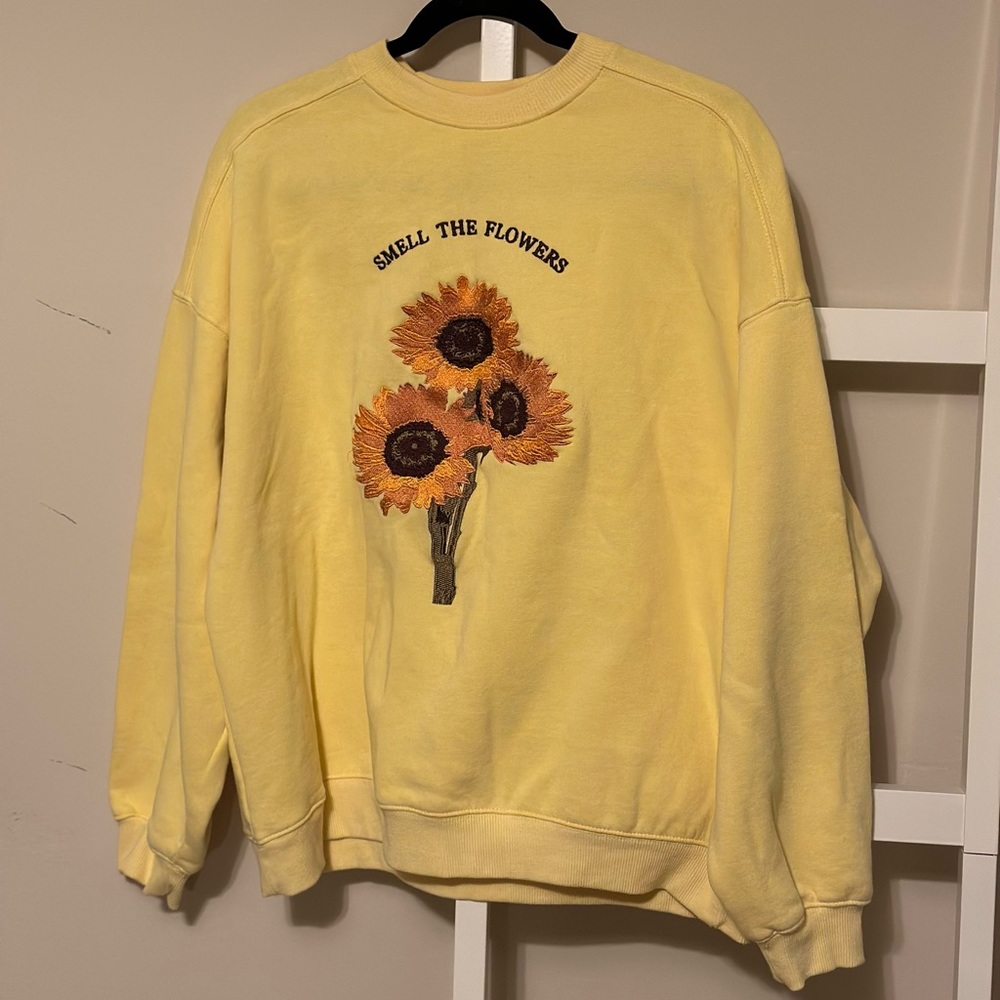 Sweatshirt with embroidered flowers